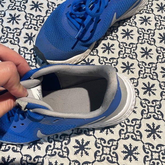Nike Revolution boys athletic shoe - Picture 3 of 8